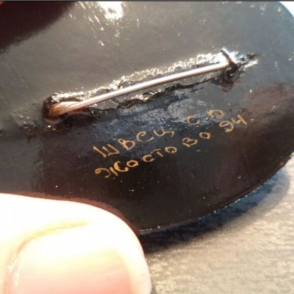 VINTAGE ESTATE SIGNED LACQUERED FLOWER 2 1/8" BROOCH RUSSIAN? - Picture 3 of 3